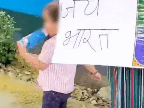 मां के साथ धरने में मौजूद बच्चा।