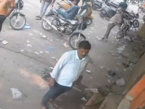 दुकान में तोड़फोड़ करते युवक।