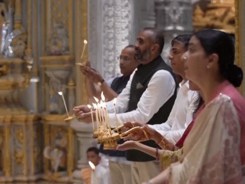 सितंबर 2023 में दिल्ली के अक्षरधाम मंदिर में ब्रिटेन के PM ऋषि सुनक और उनकी पत्नी अक्षता ने पूजा-अर्चना की थी।