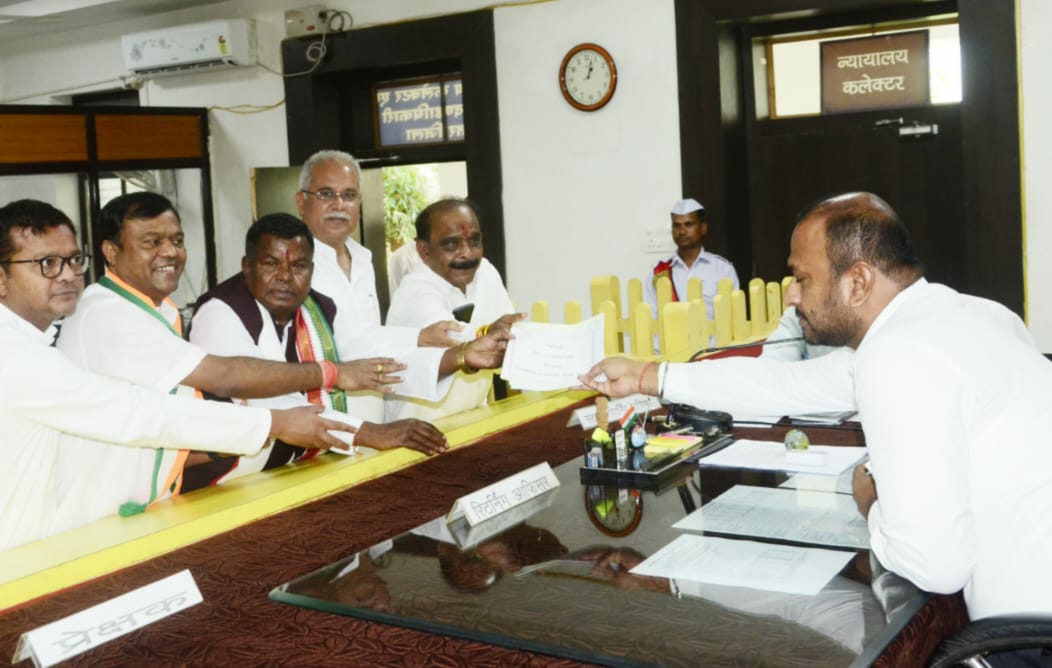 भूपेश बघेल और PCC चीफ दीपक बैज की मौजूदगी में लखमा ने नामांकन दाखिल किया।