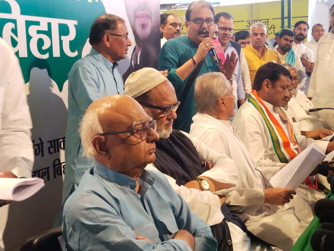 सीट शेयरिंग को लेकर महागठबंधन की प्रेस कॉन्फ्रेंस में अपनी बात रखते हुए मनोज झा।