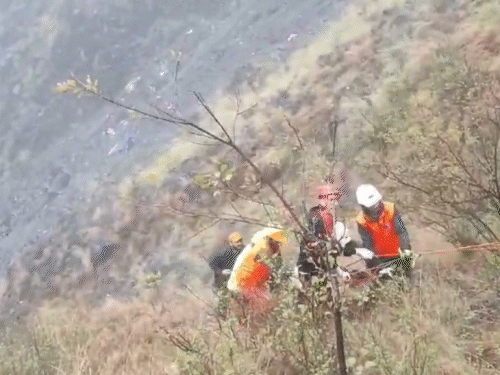 शुक्रवार सुबह से ही रेस्क्यू टीमें शवों को बाहर निकालने में लग गई थीं।