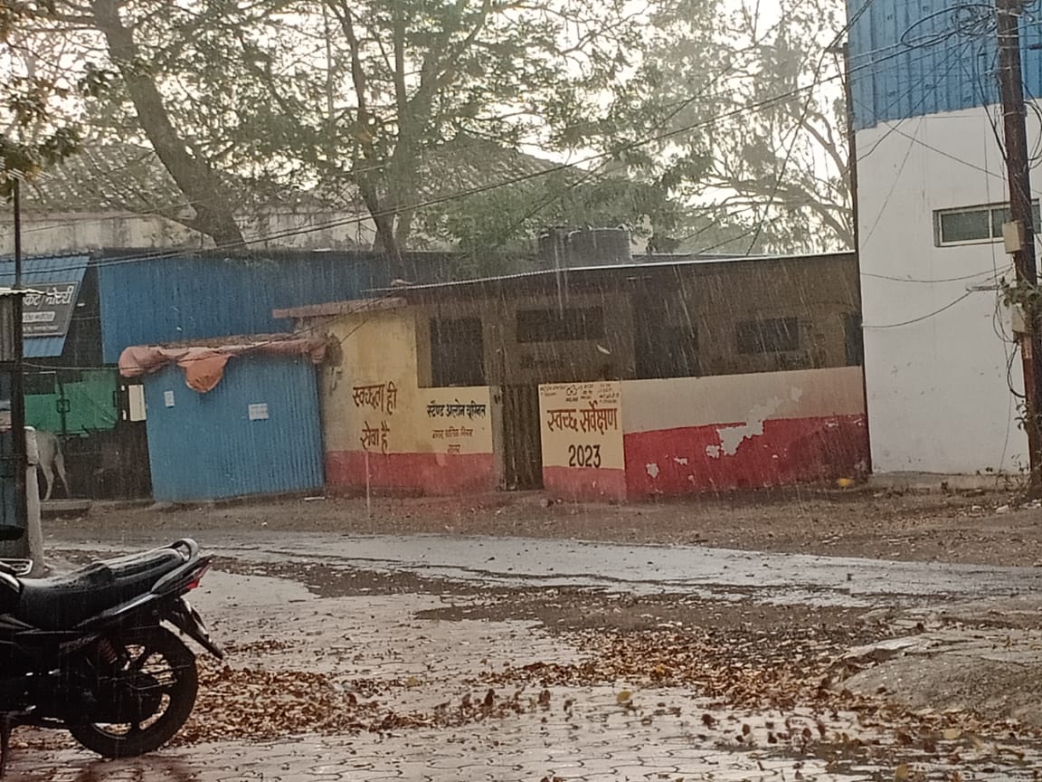 सागर में तेज हवाओं के साथ शुक्रवार को बारिश हुई।