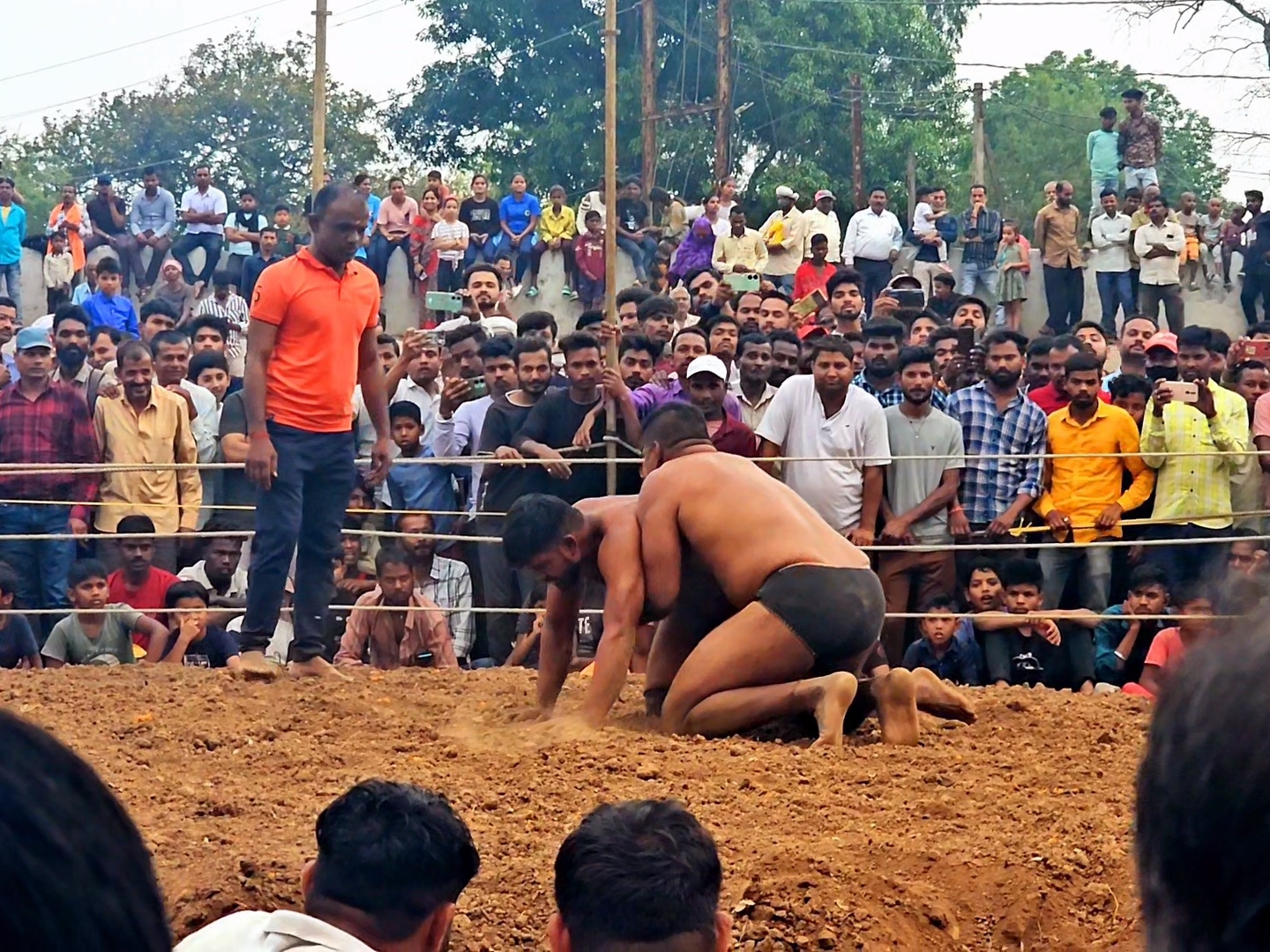 पुरुष पहलवानों ने कुश्ती में दिखाई अपनी प्रतिभा।