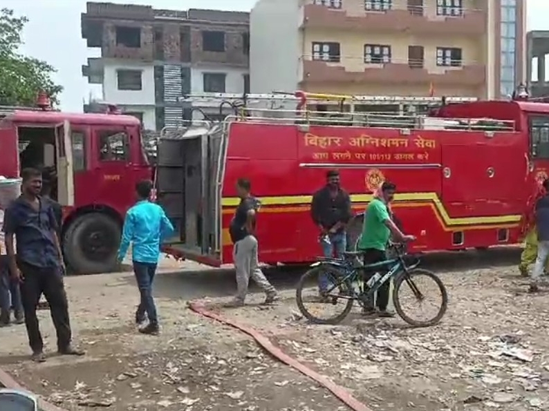 अग्निशमन की गाड़ी ने आग पर काबू पाया।
