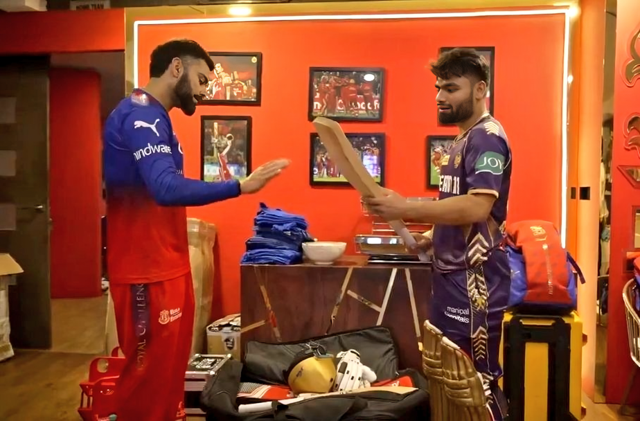 रिंकू सिंह को विराट ने अपना विलो बैट दिया।