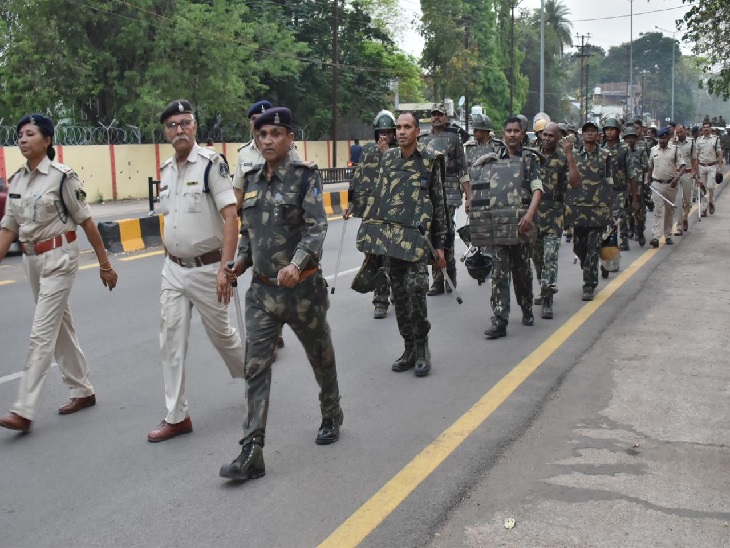 फ्लैग मार्च के दौरान 1000 से अधिक पुलिस बल रहा मौजूद।