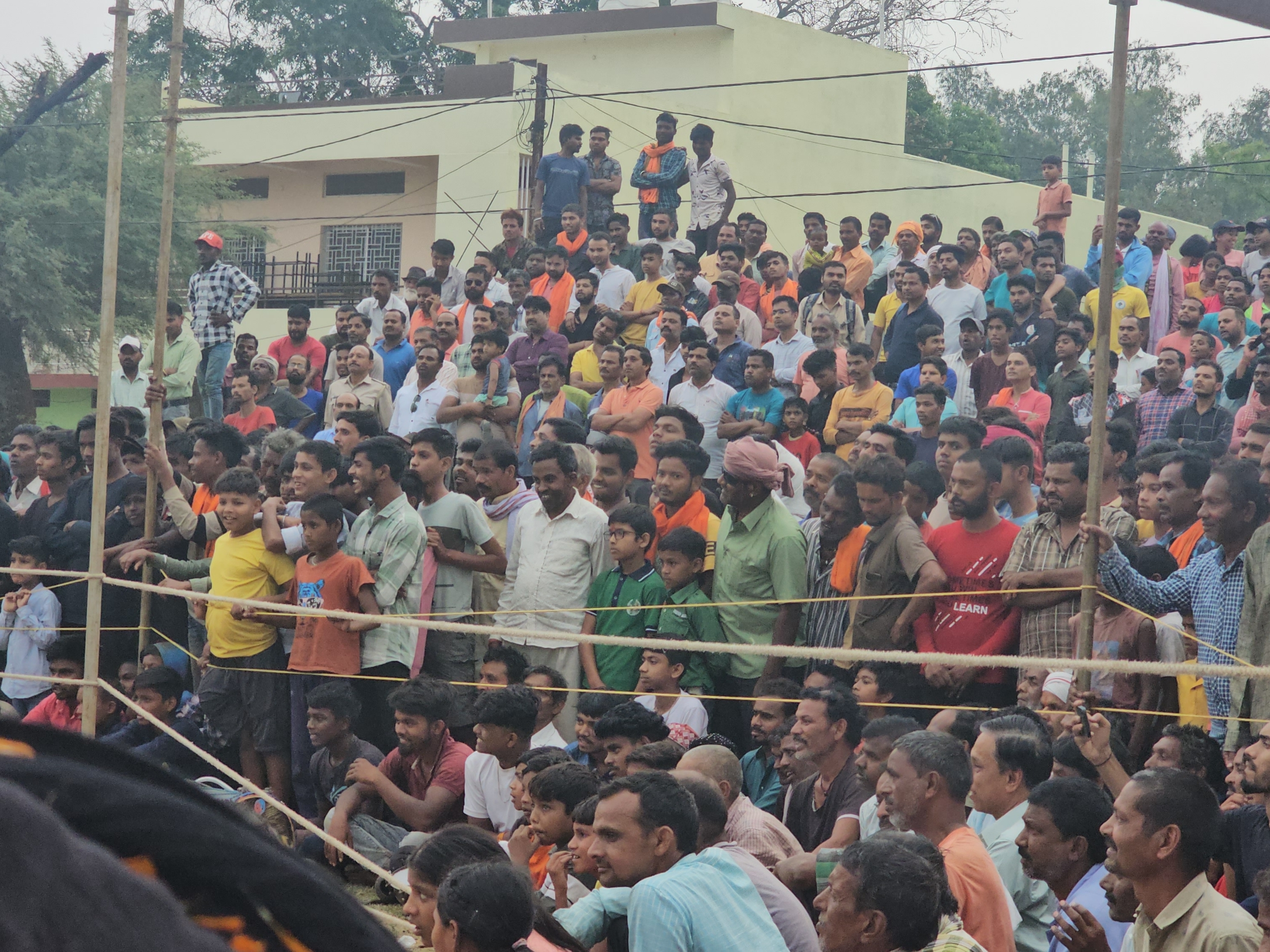 कुश्ती प्रतियोगिता देखने उमड़ी लोगों की भीड़।
