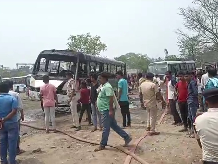 घटना में एक जल पूरी तरह जल गई।