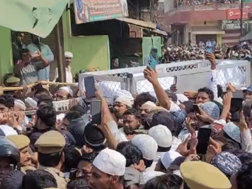 मुख्तार अंसारी को थोड़ी देर में कालीबाग कब्रिस्तान में सुपुर्द-ए-खाक किया जाएगा। यहां परिवार के लोगों को ही अंदर जाने की अनुमति है। - Dainik Bhaskar