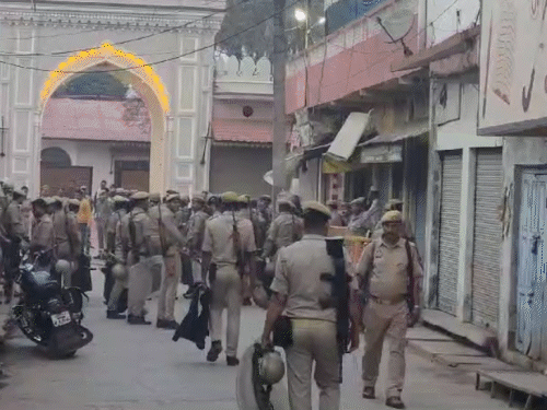 मुख्तार का शव रात 1.15 बजे उसके पैतृक निवास लाया गया था। उसके घर सहित पूरे इलाके में पुलिस तैनात की गई है। मुख्तार को काली बाग कब्रिस्तान में दफनाया जाएगा। - Dainik Bhaskar