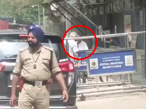 केजरीवाल के मंत्री गहलोत ED दफ्तर पहुंचे: शराब घोटाले में पूछताछ के लिए एजेंसी ने समन भेजा था, पॉलिसी बनाने वाली टीम में थे केजरीवाल के मंत्री गहलोत ED दफ्तर पहुंचे: शराब घोटाले में पूछताछ के लिए एजेंसी ने समन भेजा था, पॉलिसी बनाने वाली टीम में थे