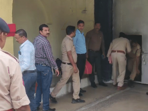 रायपुर सेंट्रल जेल में बंद आरोपियों से पूछताछ के लिए अंदर जाते ACB-EOW  अधिकारी। - Dainik Bhaskar