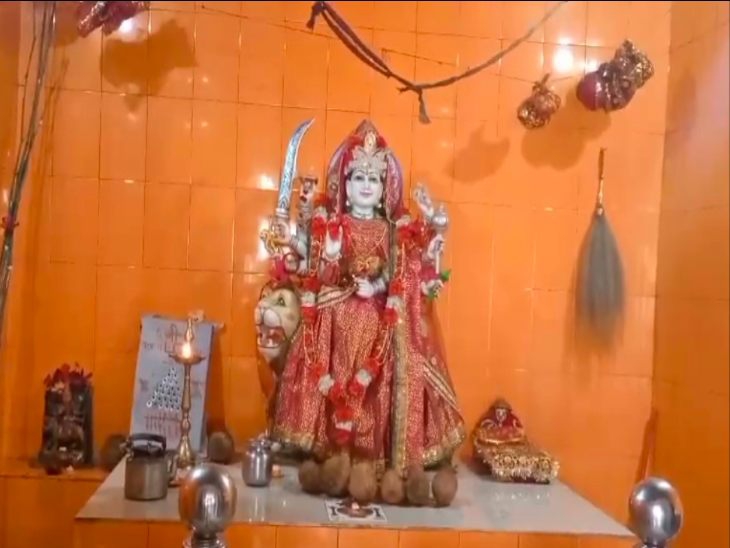 मां भवानी की विधि विधान से पूजा अर्चना की गई।