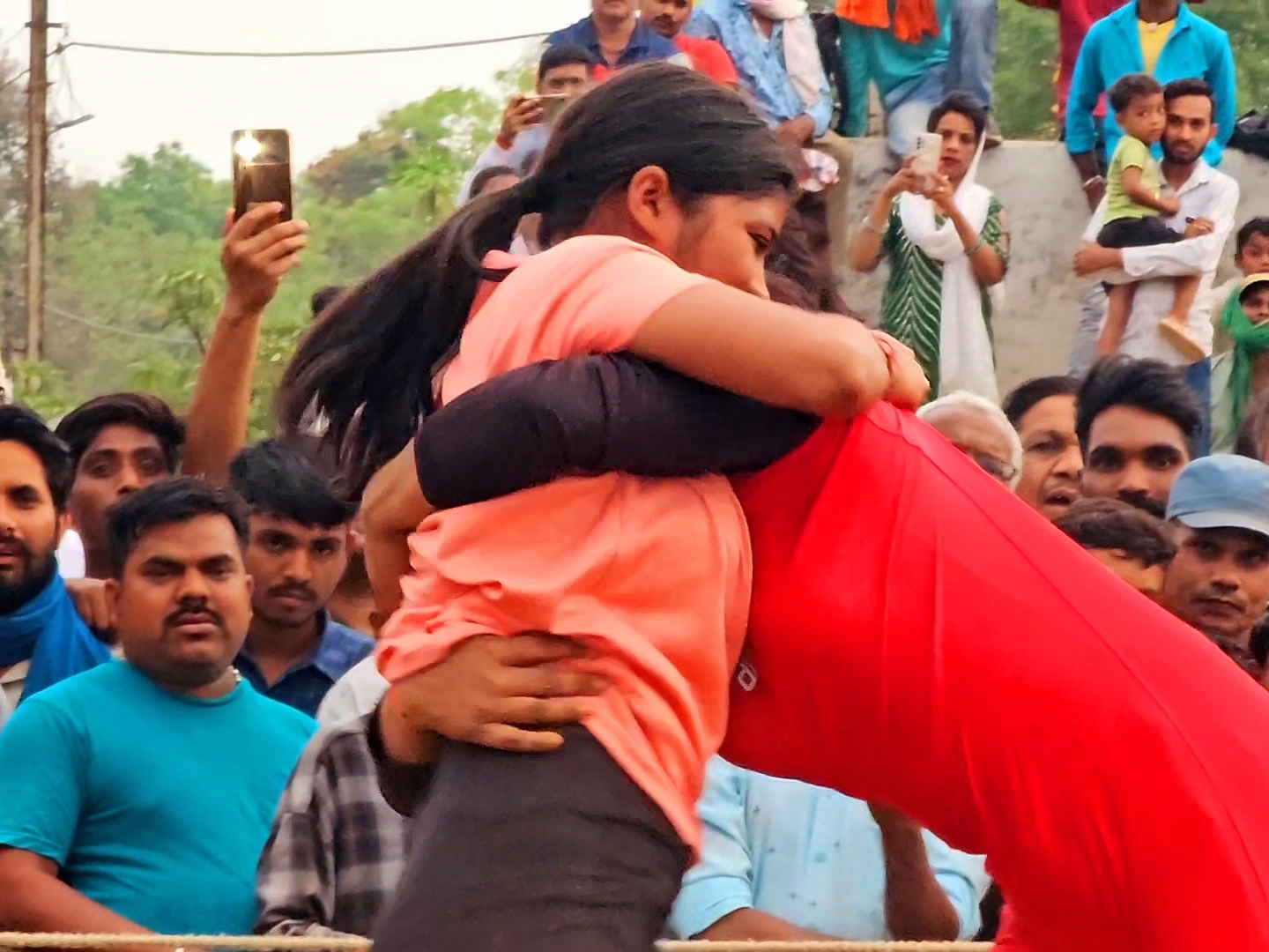 महिला पहलवानों ने भी दिखाई प्रतिभा।