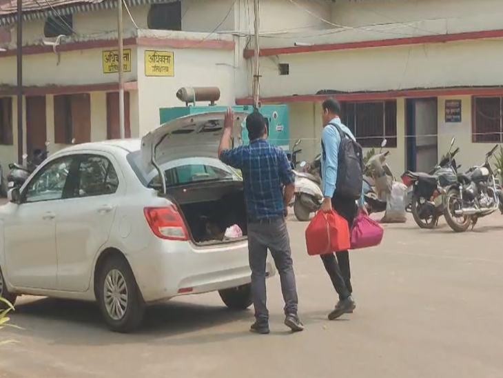 केस से संबंधित फाइलों के जेल के अंदर ले जाते EOW के अधिकारी।