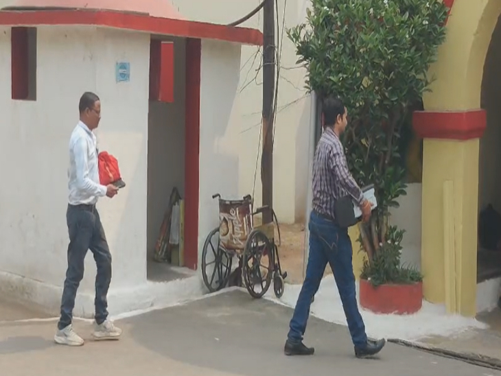 केस डायरी के अलावा प्रिन्टर मशीन लेकर भी जेल के अंदर दाखिल हुए EOW के अधिकारी।