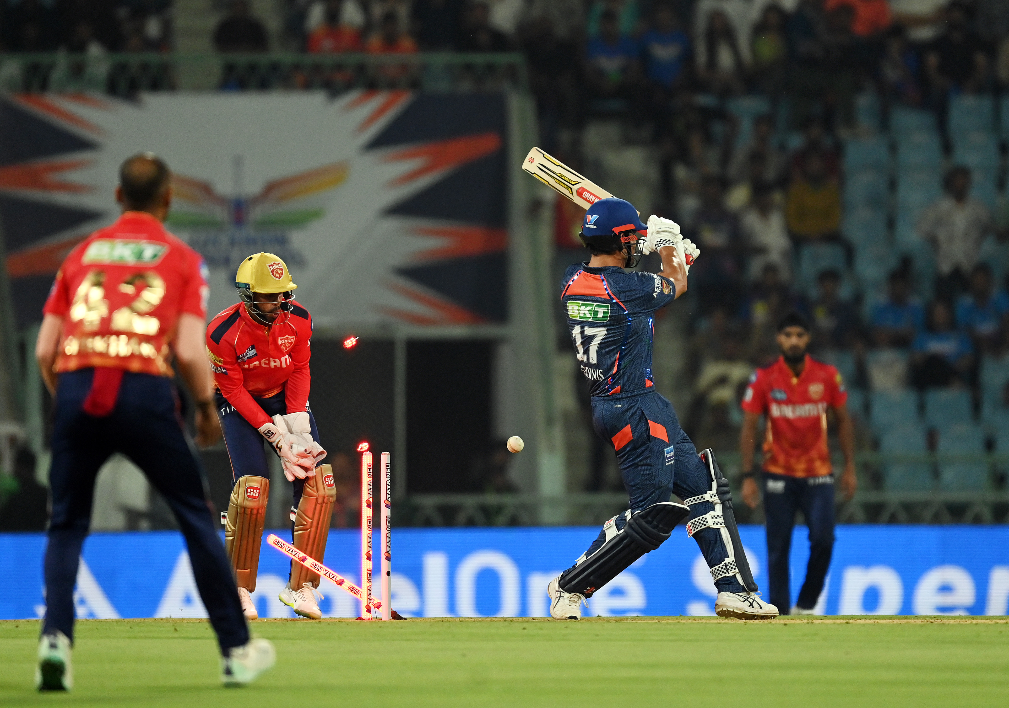 राहुल चाहर ने 2 छक्के लगाने के बाद भी मार्कस स्टोइनिस को बोल्ड कर दिया.