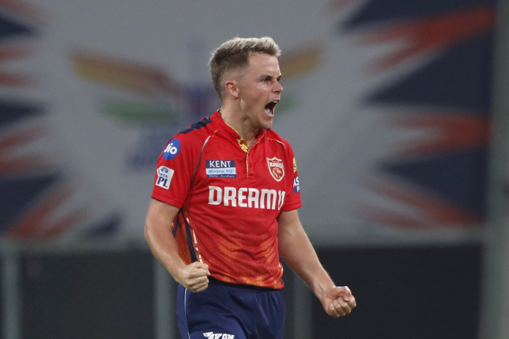 सैम कुरेन ने मैच में 2 विकेट लिए.