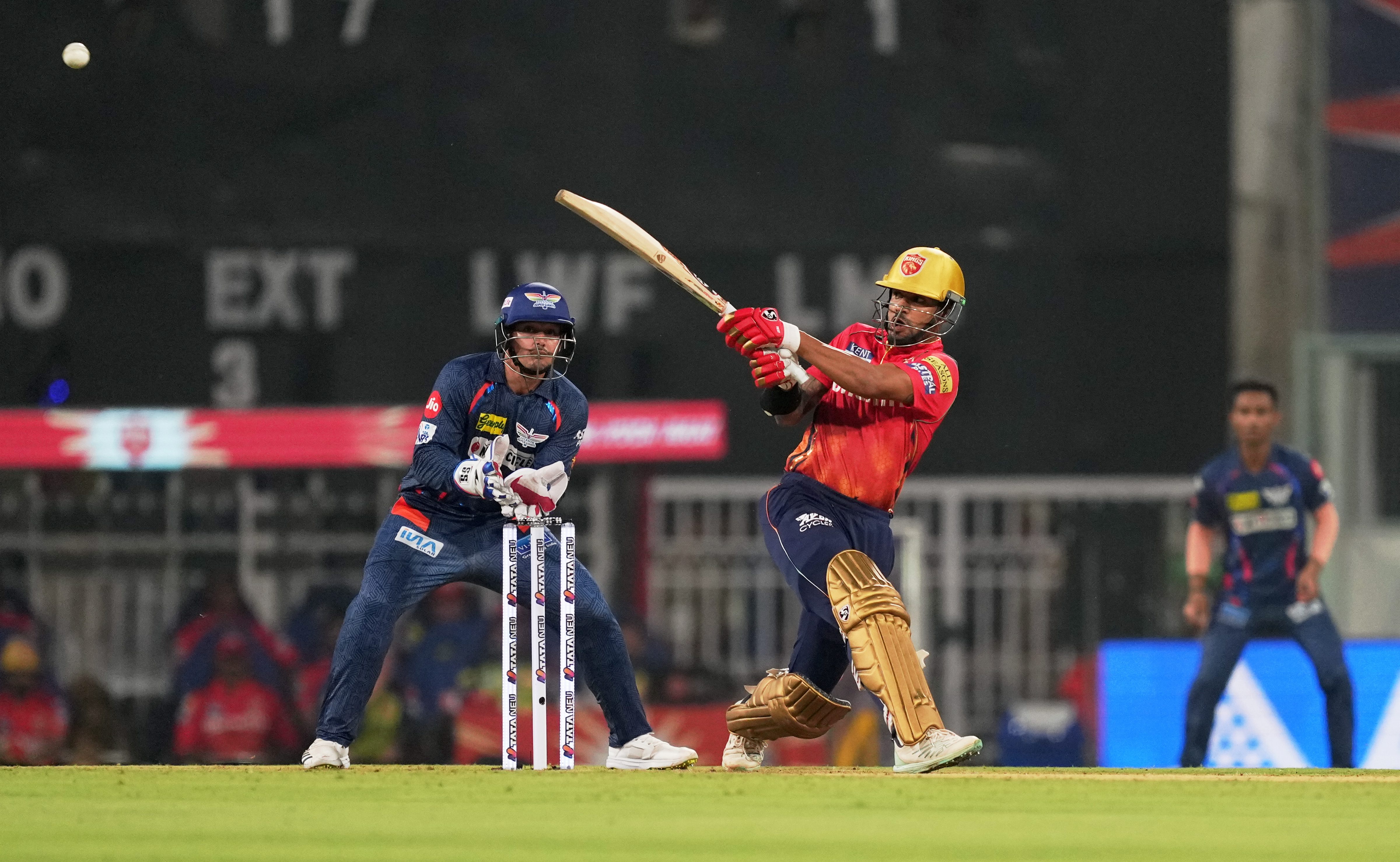 शिखर धवन ने मिडविकेट की दिशा में छक्का लगाकर अपना अर्धशतक पूरा किया।