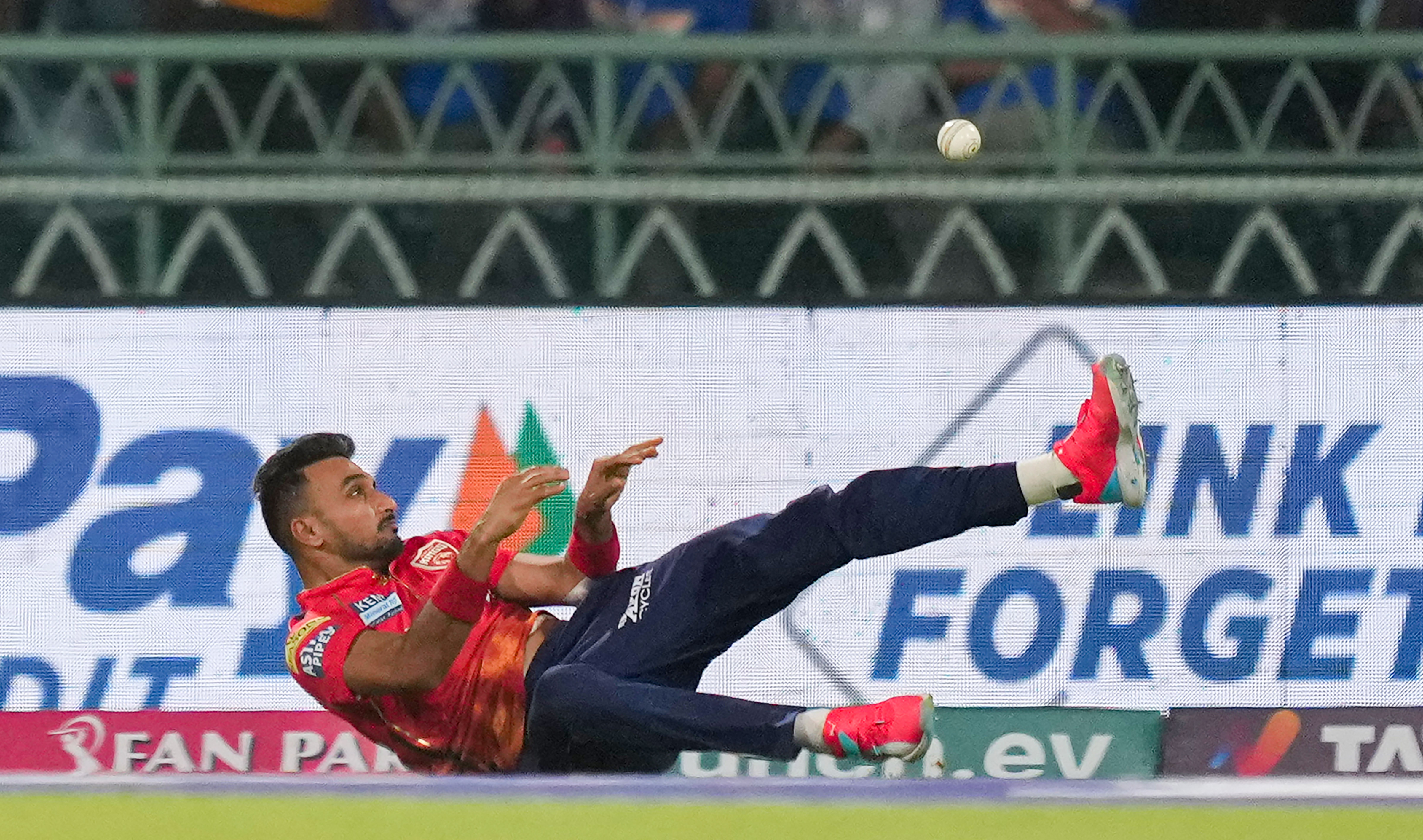 केएल राहुल का किरदार हर्षल पटेल ने निभाया.