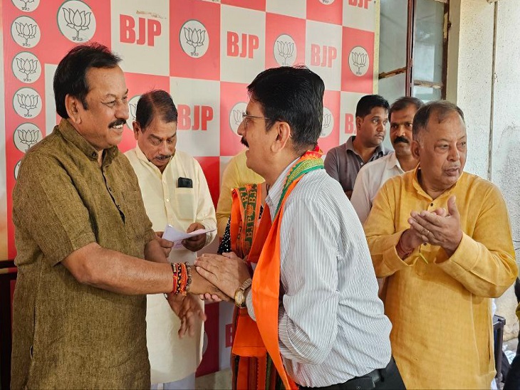 गमछा पहनाकर अधिवक्ता को भाजपा प्रवेश दिलाते सांसद विजय बघेल - Dainik Bhaskar