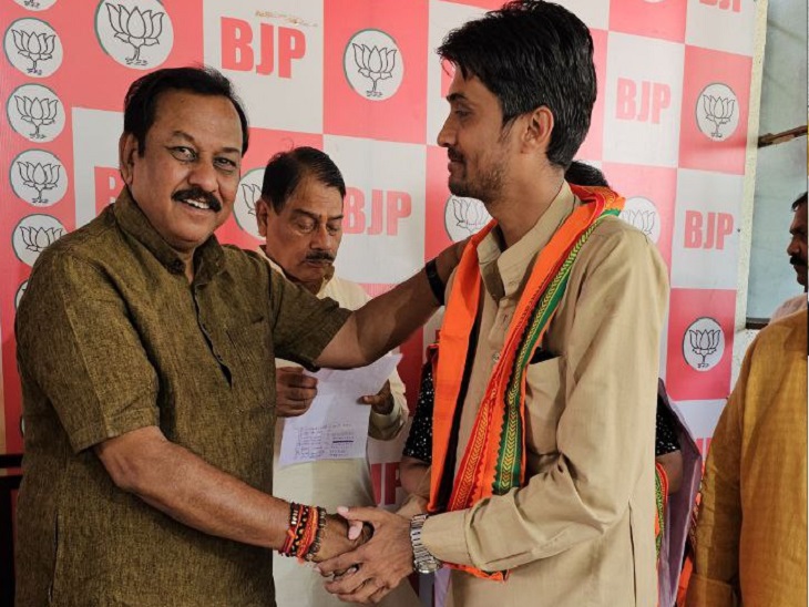 लोकसभा चुनाव जीतने की बधाई देता भाजपा का अधिवक्ता सदस्य