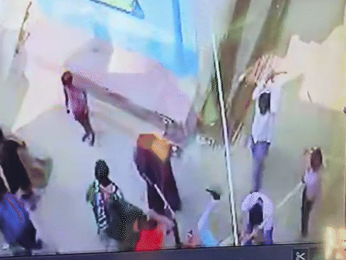 मारपीट में महिलाएं भी शामिल थीं, लोग एक-दूसरे को घसीट-घसीटकर मारते दिखे।