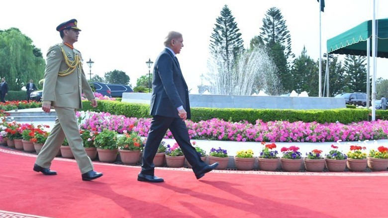 पाकिस्तान में होने वाले सरकारी कार्यक्रमों में रेड कार्पेट के इस्तेमाल पर बैन लगाया गया है।