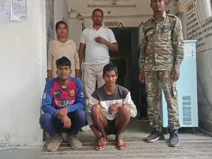 पुलिस गिरफ्त में गैंगरेप के आरोपी। - Dainik Bhaskar