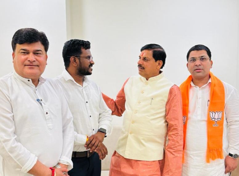 छिंदवाड़ा के महापौर विक्रम अहके से चर्चा करते मुख्यमंत्री।