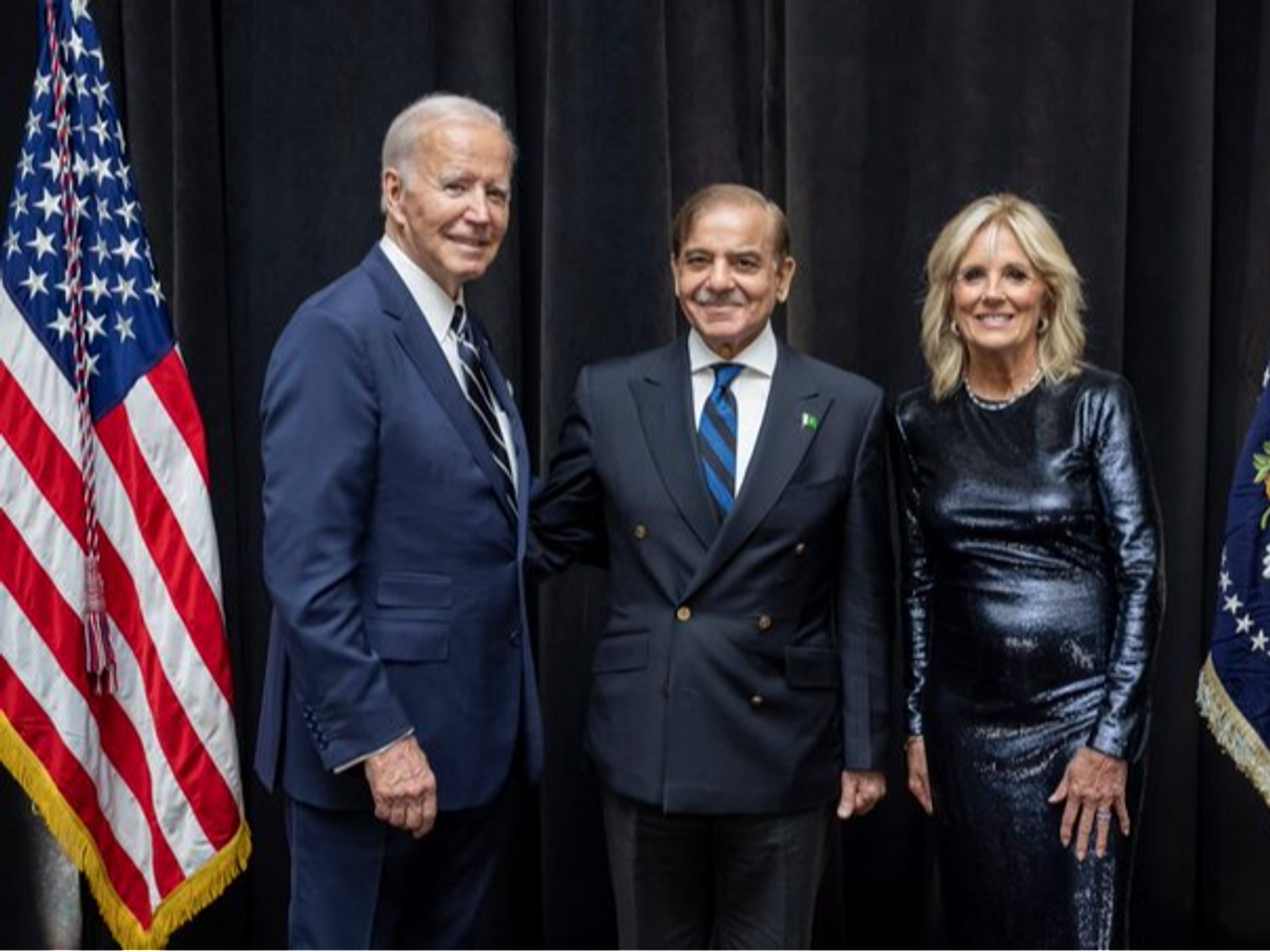 तस्वीर सितंबर 2022 की है, जब UNGA की वर्ल्ड लीडर्स की बैठक के दौरान PM शाहबाज ने राष्ट्रपति बाइडेन से मुलाकात की थी।