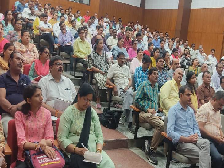 ट्रेनिंग के दौरान रवींद्र भवन में मौजूद कर्मचारी।