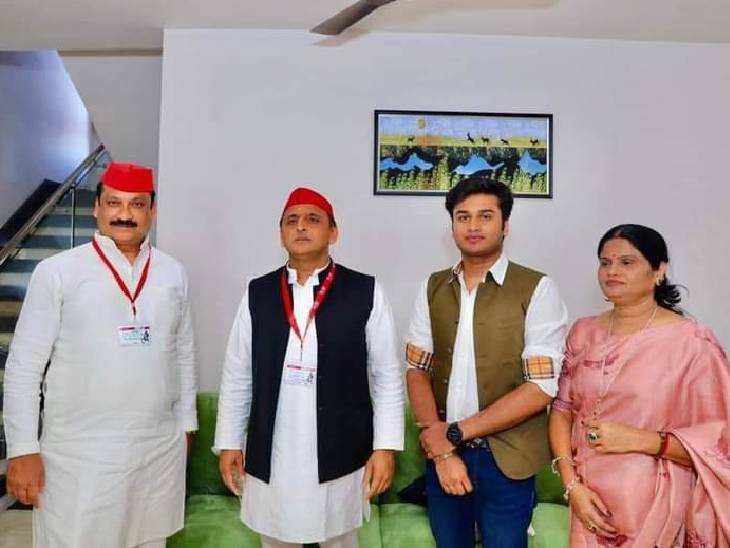 मीरा यादव (पूर्व विधायक, निवाड़ी) बेटे दीपांकर यादव, सपा सुप्रीमो अखिलेश यादव और पति दीपनारायण सिंह यादव (पूर्व विधायक गरौठा) के साथ।