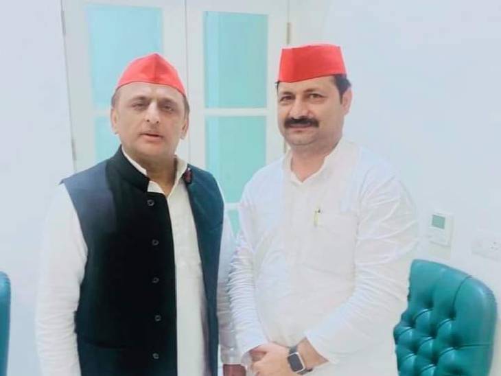 सपा अध्यक्ष अखिलेश यादव के साथ मनोज यादव। इन्हें सपा मध्यप्रदेश का अध्यक्ष बनाया गया है।