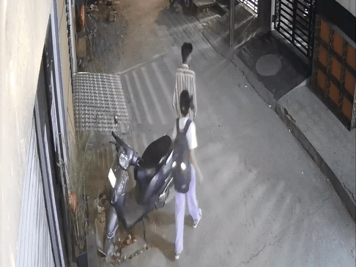 ये सीसीटीवी फुटेज 20 मार्च को इंदौर के दीक्षा हॉस्टल का है। छात्रा यहां से अपने दोस्त के साथ बाहर निकलते हुए दिखाई दी थी। - Dainik Bhaskar