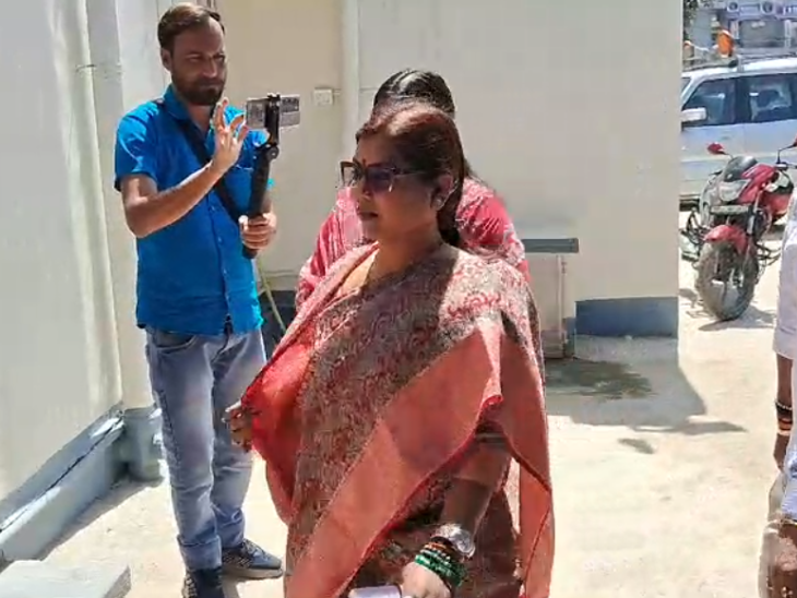 राजद प्रत्याशी बीमा भारती भी पूर्व सांसद से मिलने पहुंची, नॉमिनेशन में आने का आमंत्रण दिया