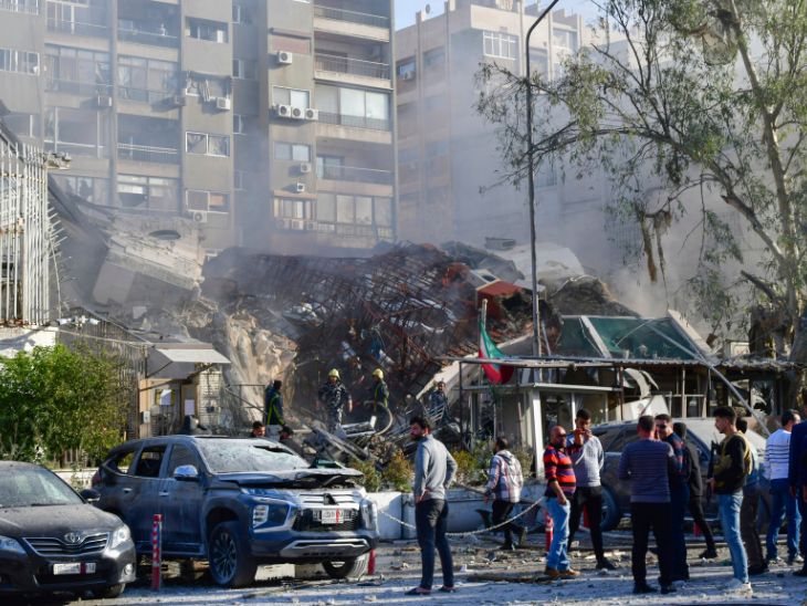 इजराइल ने ईरानी वाणिज्य दूतावास के पास की बिल्डिंग पर सोमवार शाम को F-35 फाइटर जेट से मिसाइलें गिराईं। - Dainik Bhaskar