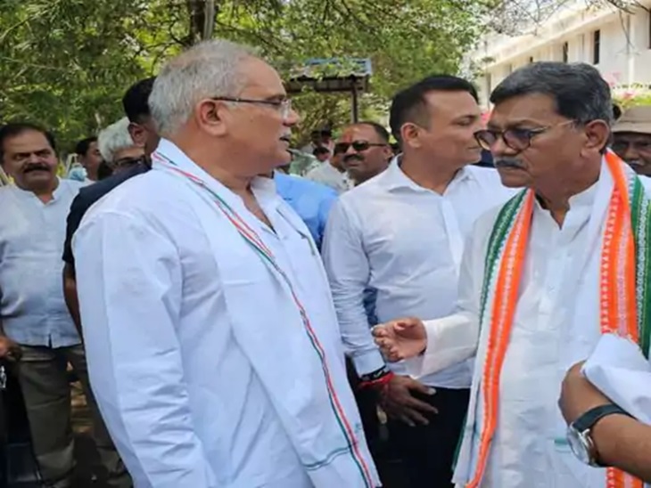 नामांकन के दौरान भूपेश बघेल और डॉ. चरणदास महंत।