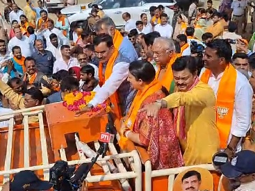 खजुराहो लोकसभा सीट से भाजपा प्रदेश अध्यक्ष वीडी शर्मा ने नामांकन जमा किया है। इस दौरान केंद्रीय मंत्री स्मृति ईरानी भी मौजूद रहीं। - Dainik Bhaskar