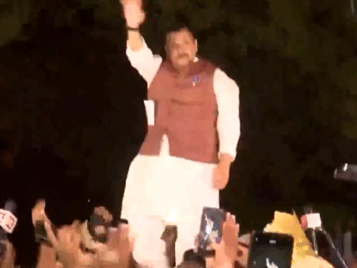 आप नेता संजय सिंह छह महीने बाद जेल से बाहर आए और कार्यकर्ताओं का अभिवादन किया। - Dainik Bhaskar