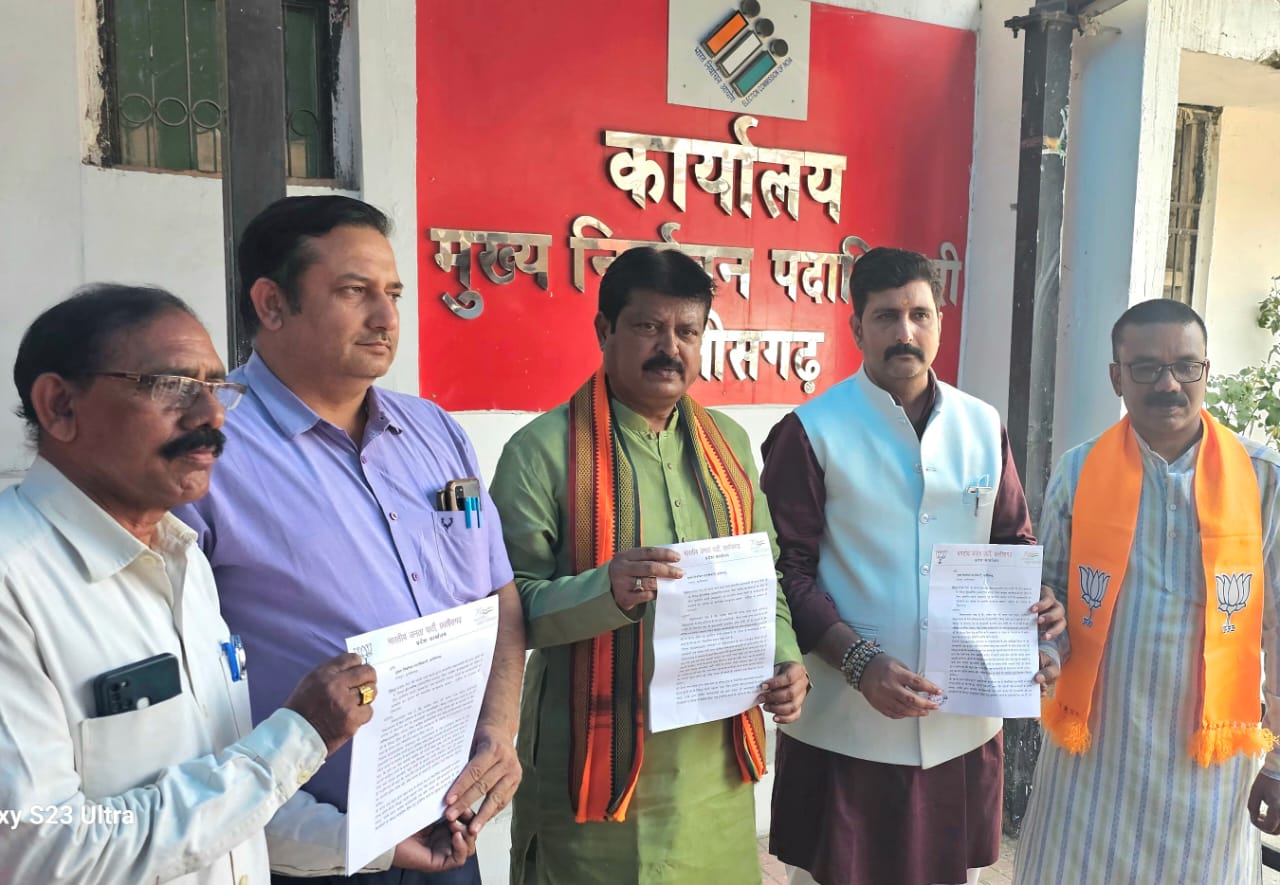 बीजेपी नेताओं ने महंत के खिलाफ चुनाव आयोग में शिकायत की है।