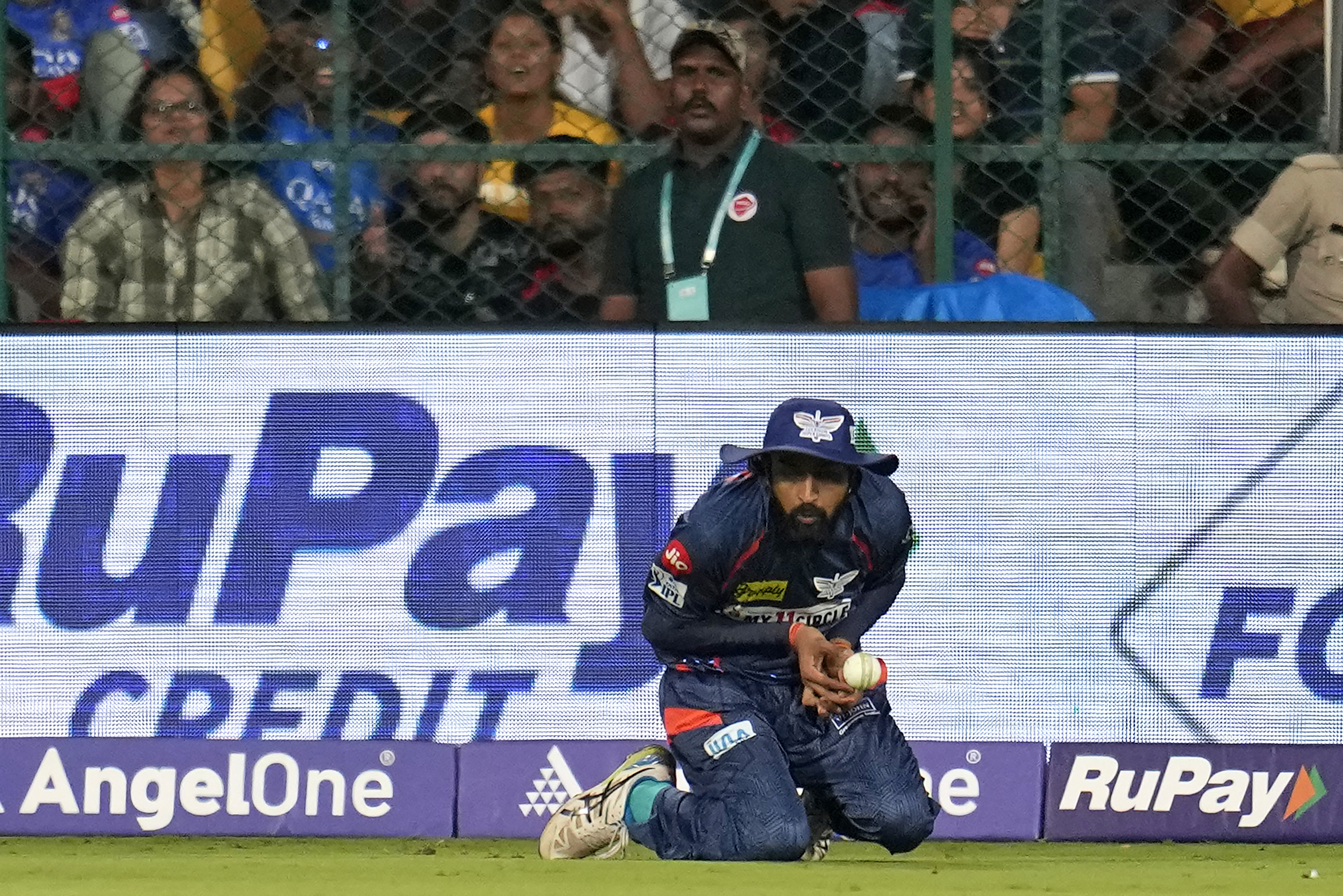 क्रुणाल पंड्या ने डीप मिडविकेट पोजीशन पर आसान कैच फेंका।