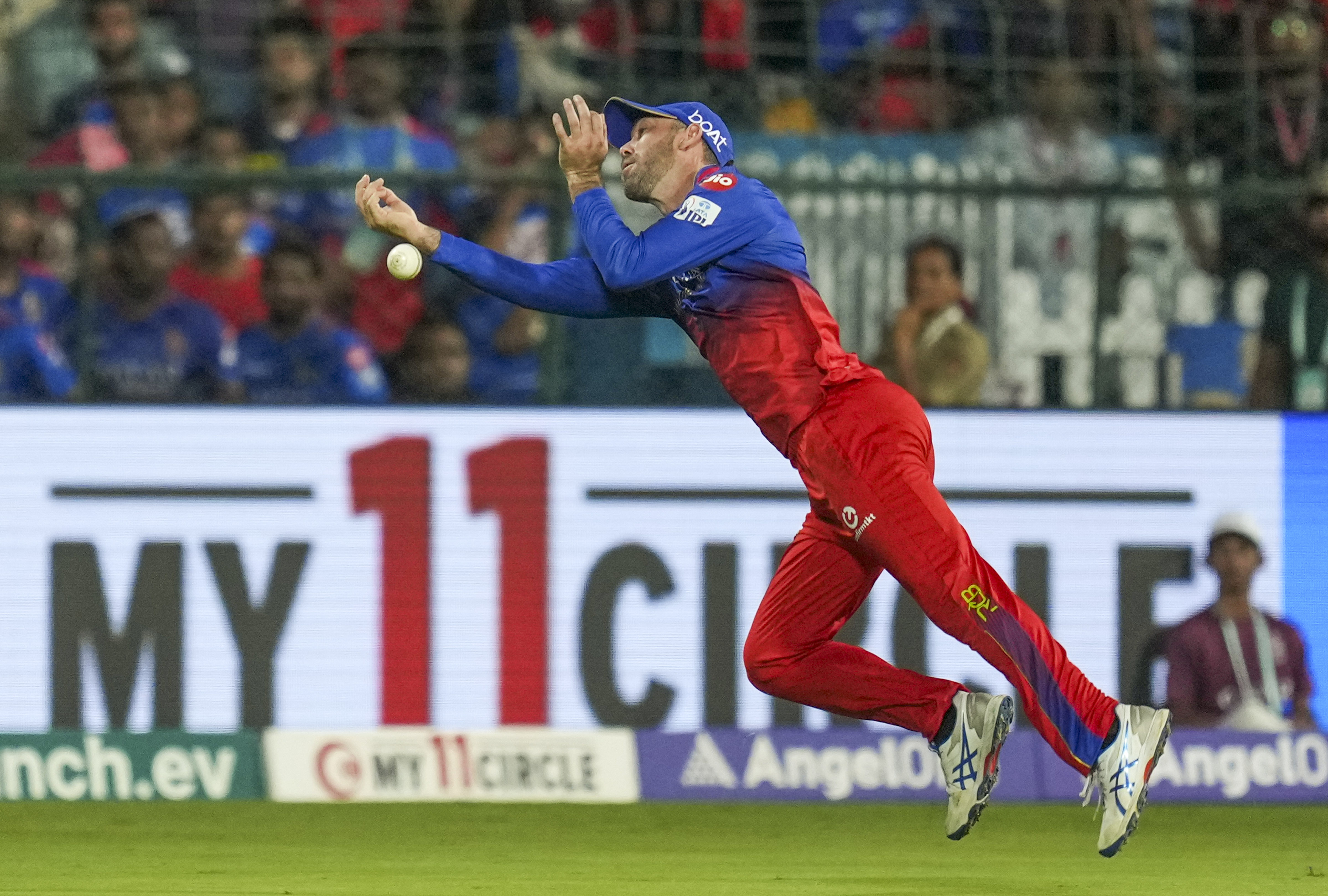 ग्लेन मैक्सवेल ने मिड ऑफ पर कैच छोड़ा।