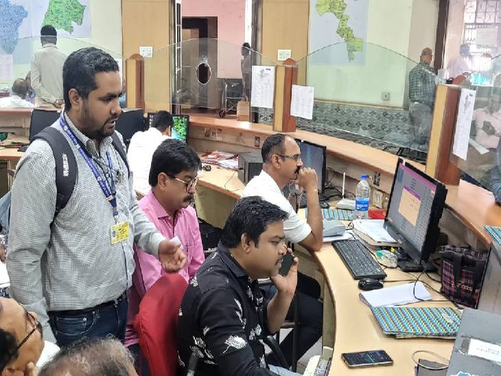 सी-विजिल के लिए भोपाल के कलेक्टर ऑफिस में कंट्रोल रूम बनाया गया है।