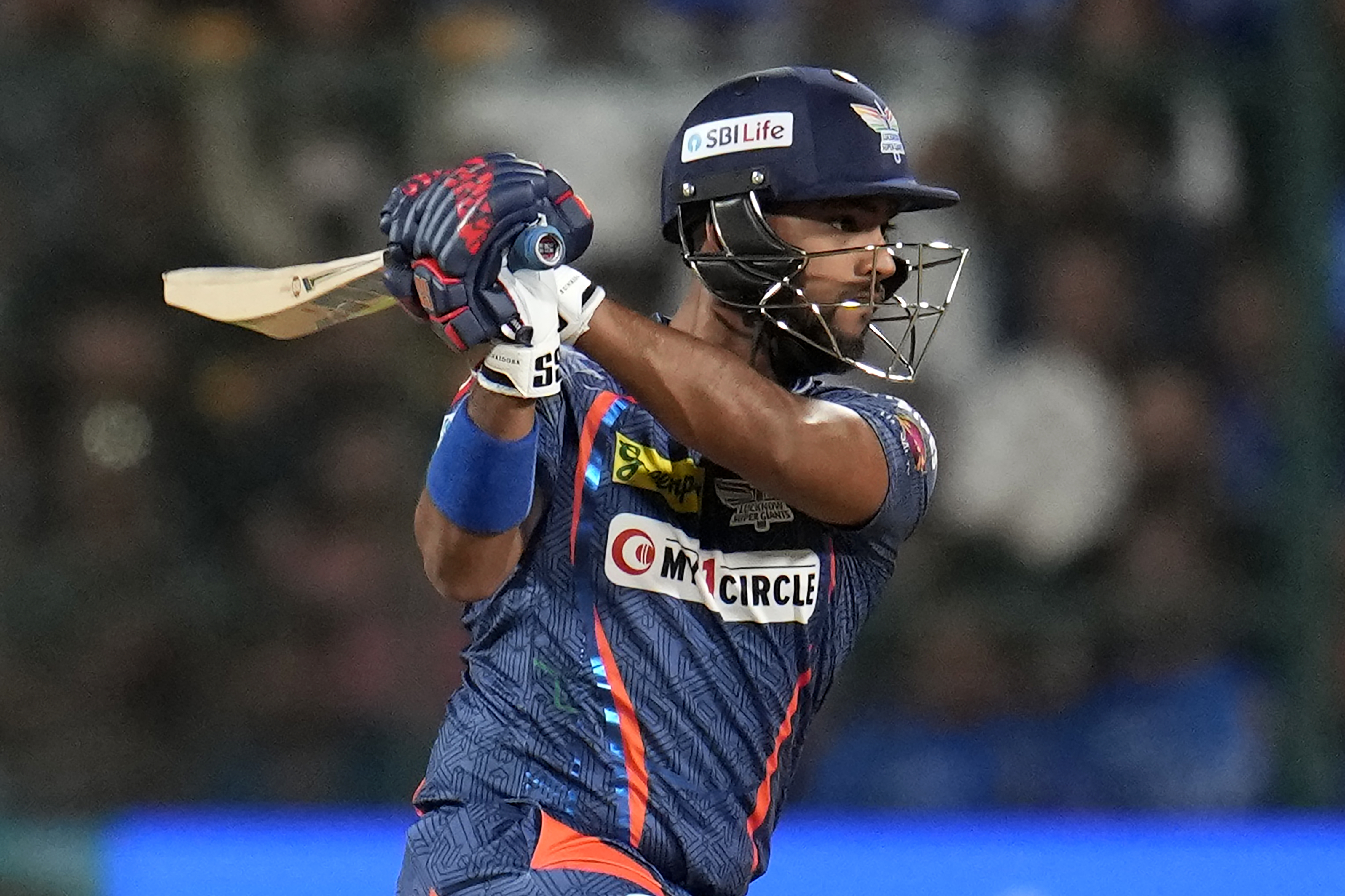 निकोलस पूरन ने स्टेडियम के बाहर 106 मीटर लंबा छक्का जड़ा.