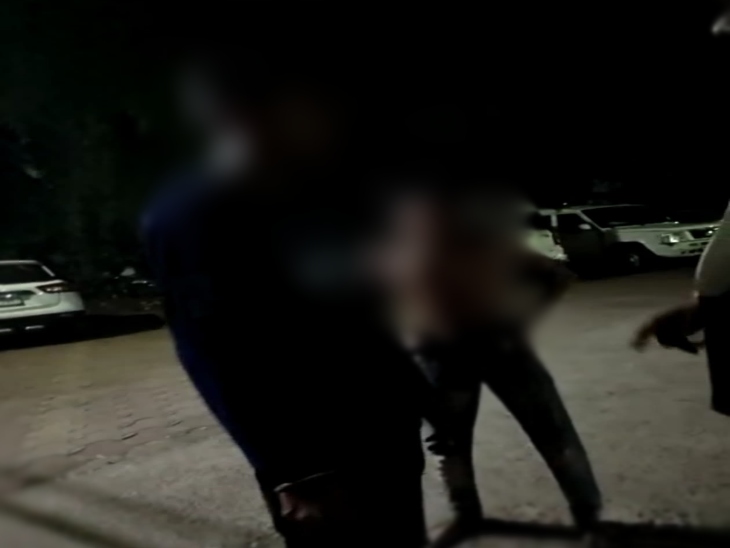 इस हंगामे को देखते हुए थाने के बाहर कुछ पुलिस वाले आए।