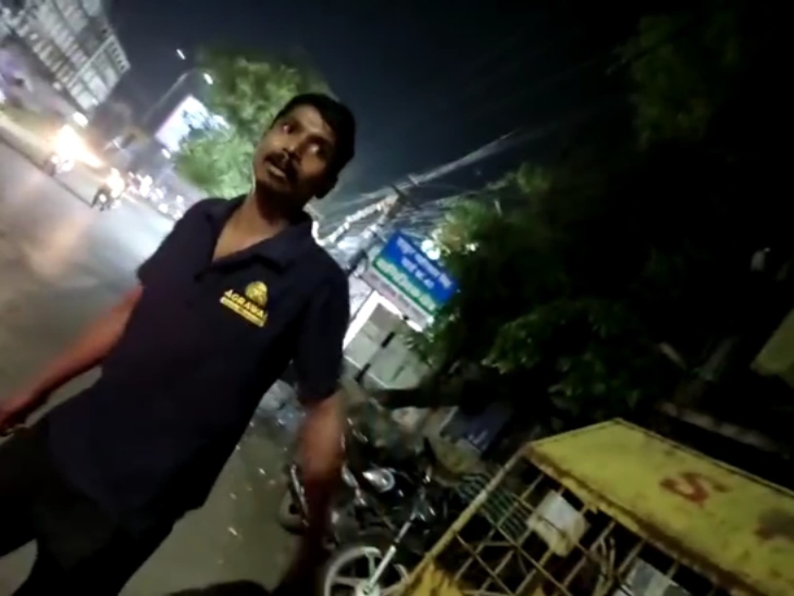 थाने के गेट पर पीछे से दौड़ते आ रहे, एक परिचित ने इन्हें रोकने की कोशिश की।