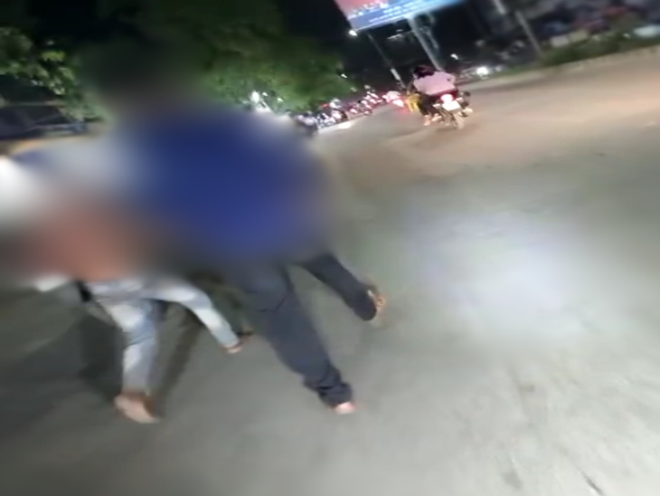 वीडियो में दिख रहे दोनों भाई नाबालिग है। ये घटना 30 मार्च की रात 10 बजे के करीब की बताई जा रही है। - Dainik Bhaskar