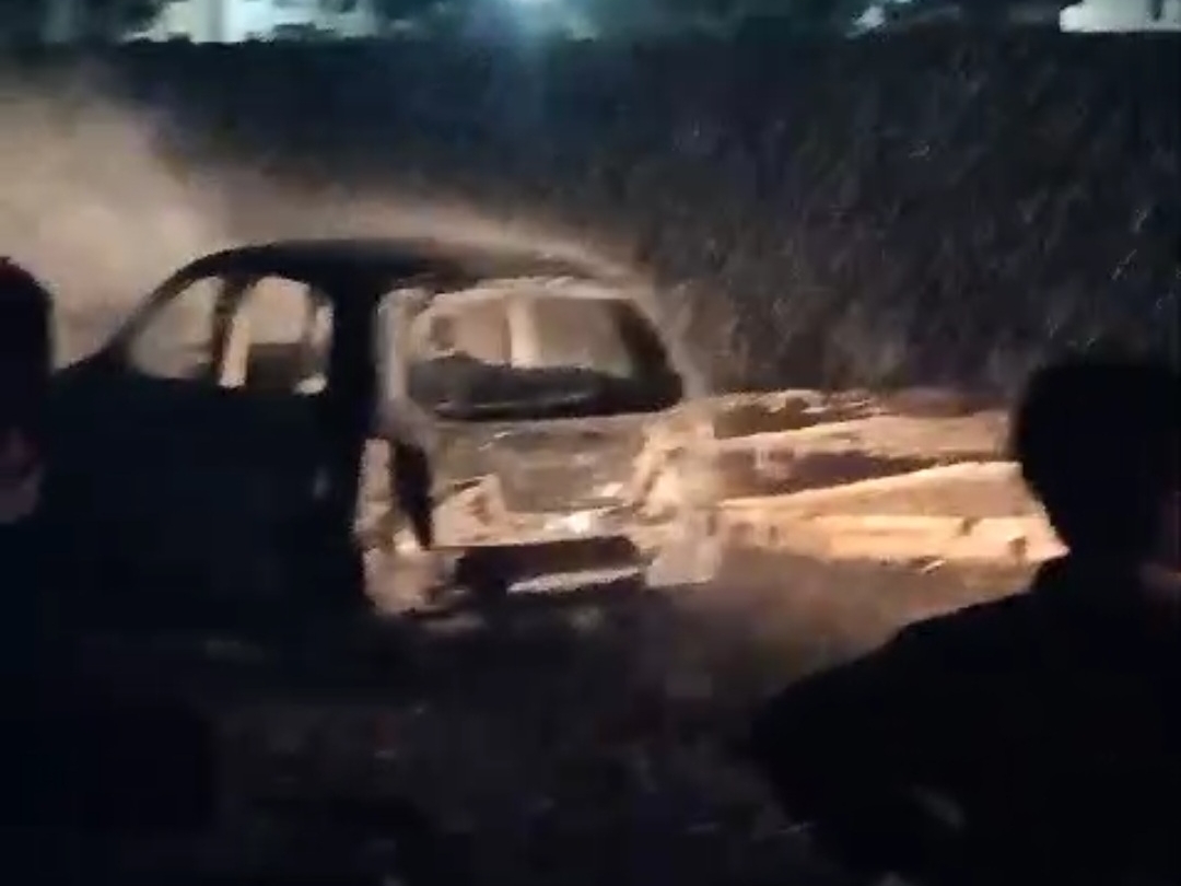 A car was set on fire in Meerut in a filmy style | मेरठ में फिल्मी ...